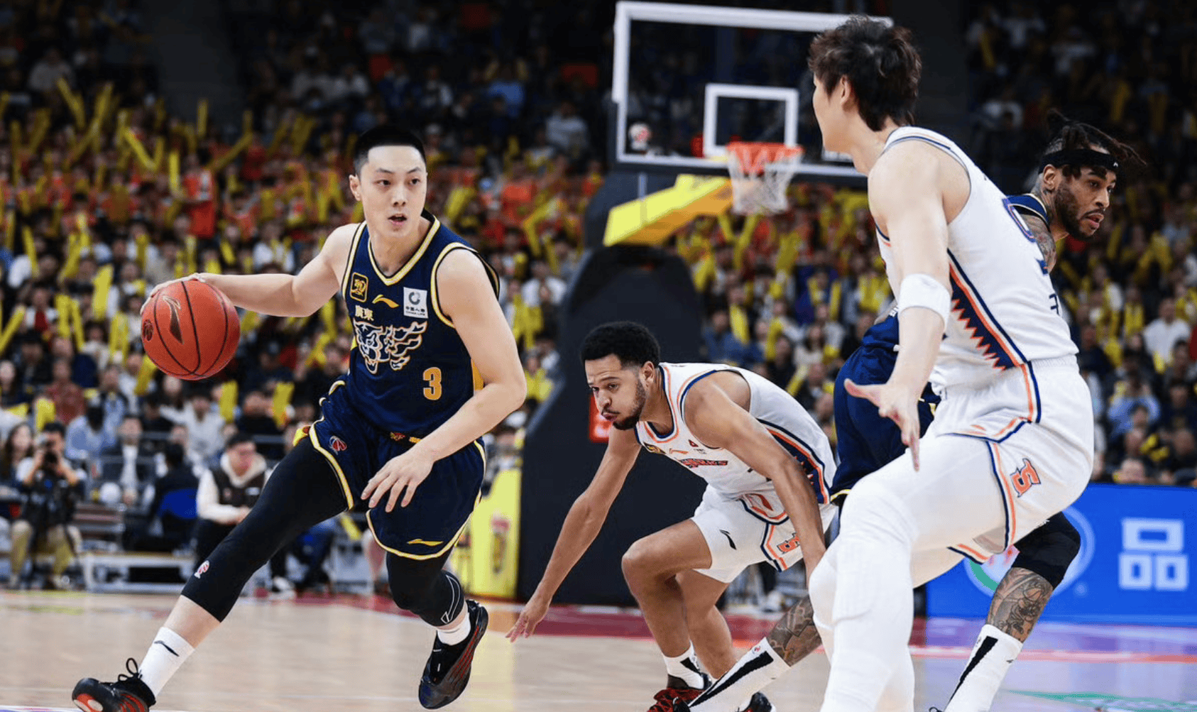 爱游戏app-上海男篮取得关键胜利，积分追赶