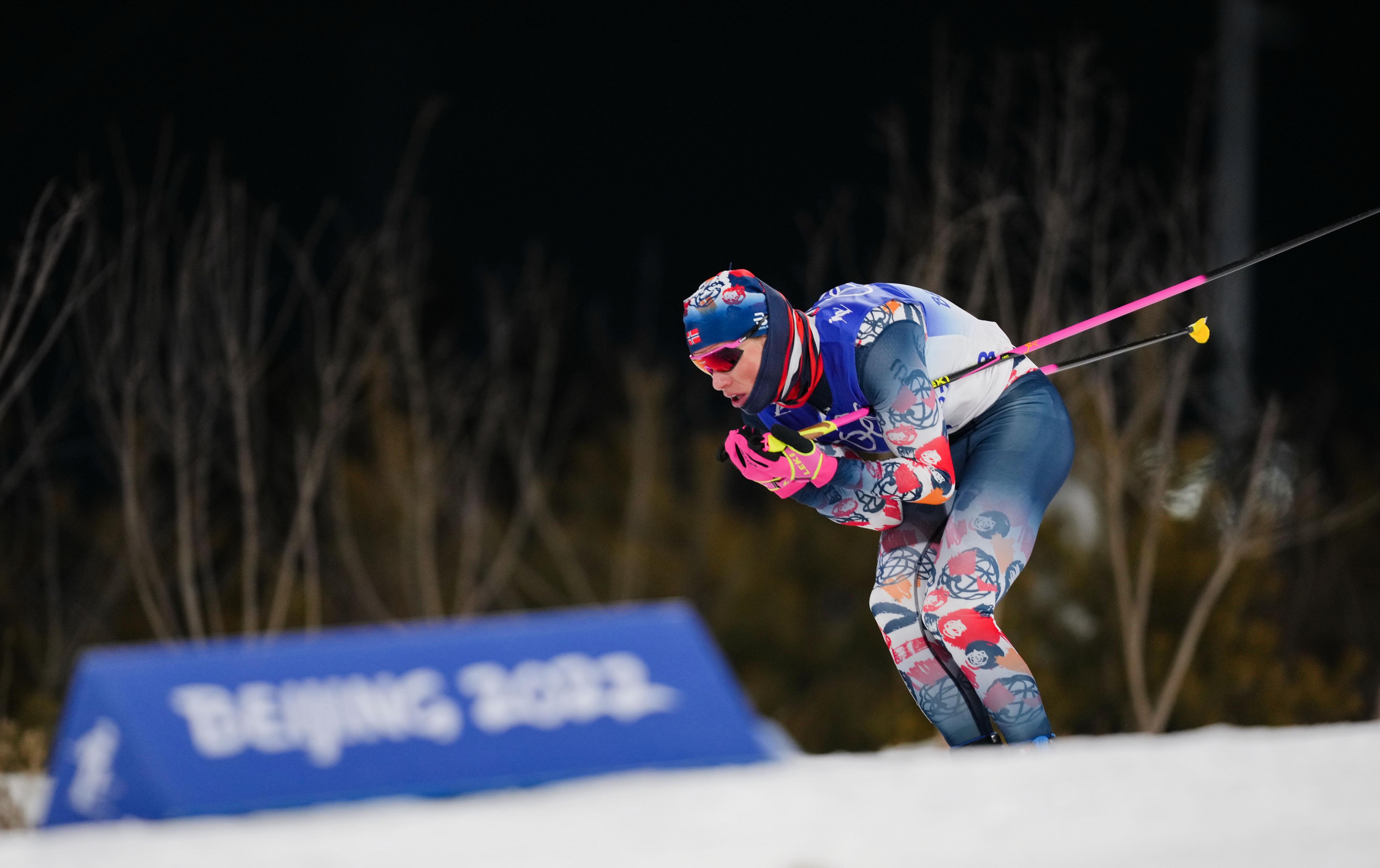 高难度越野滑雪比赛收官！选手表现精彩