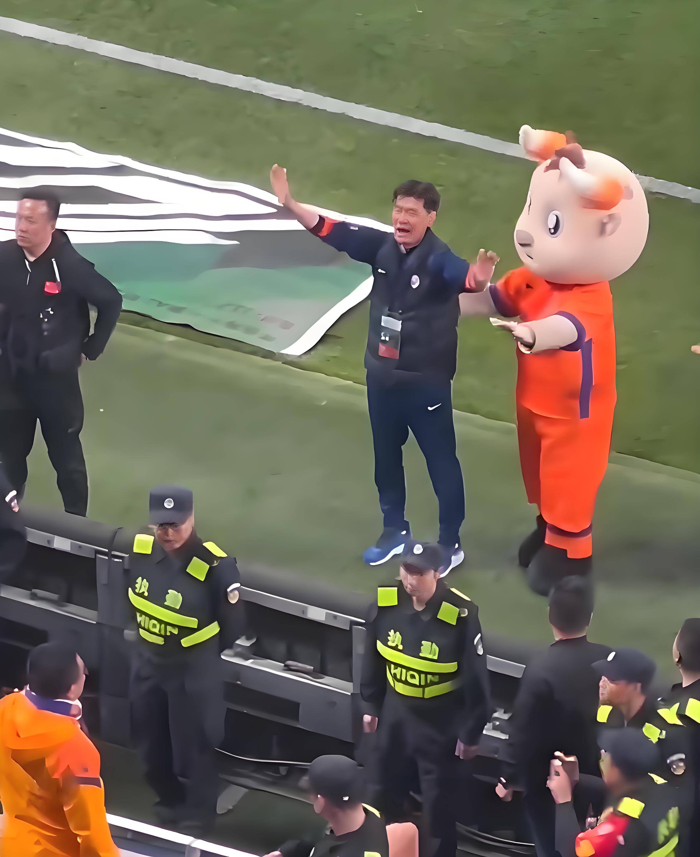 激烈比拼！球员表现受到球迷赞赏