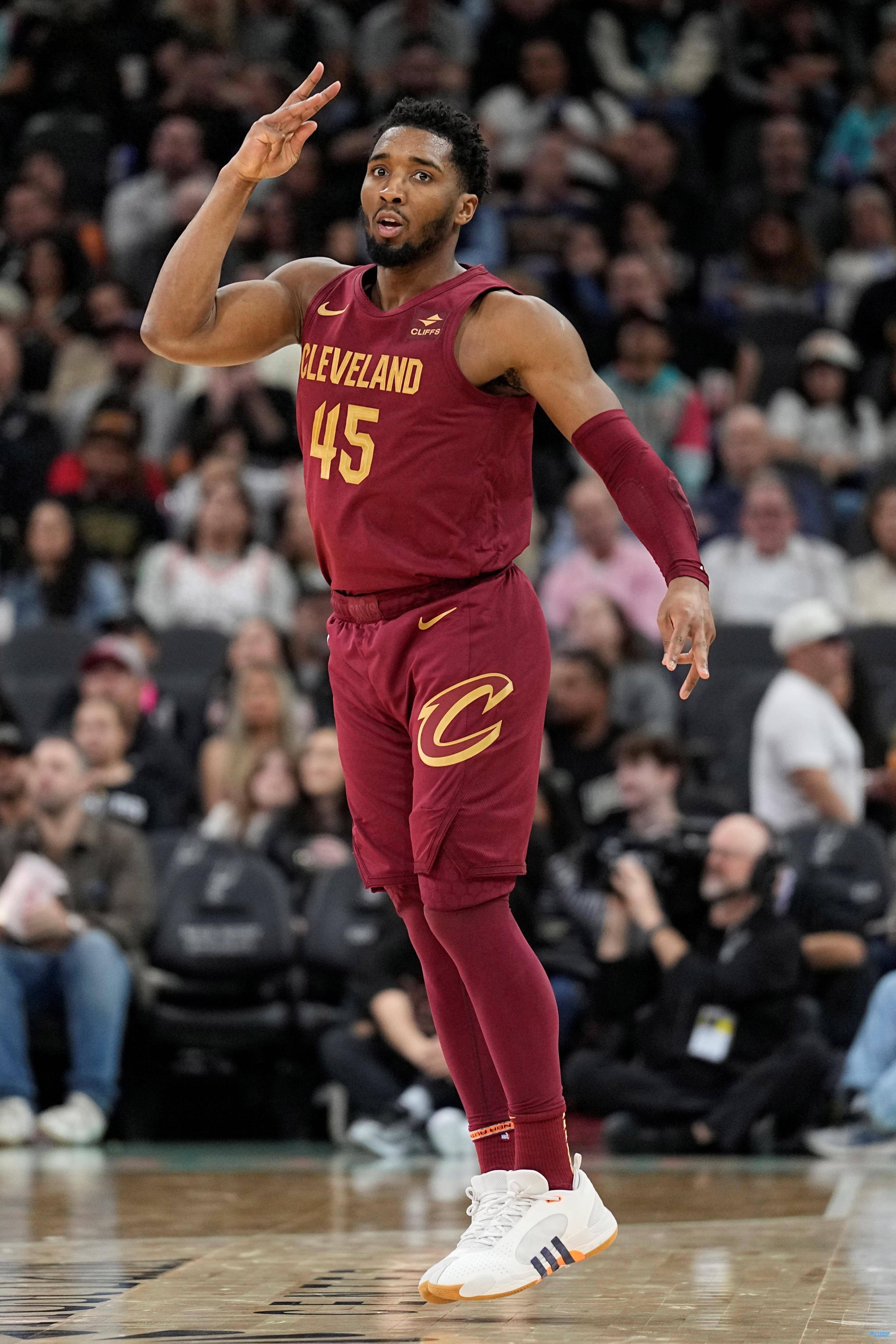 爱游戏亚洲官网-雄鹿抢先登顶，连胜开启季后赛的简单介绍