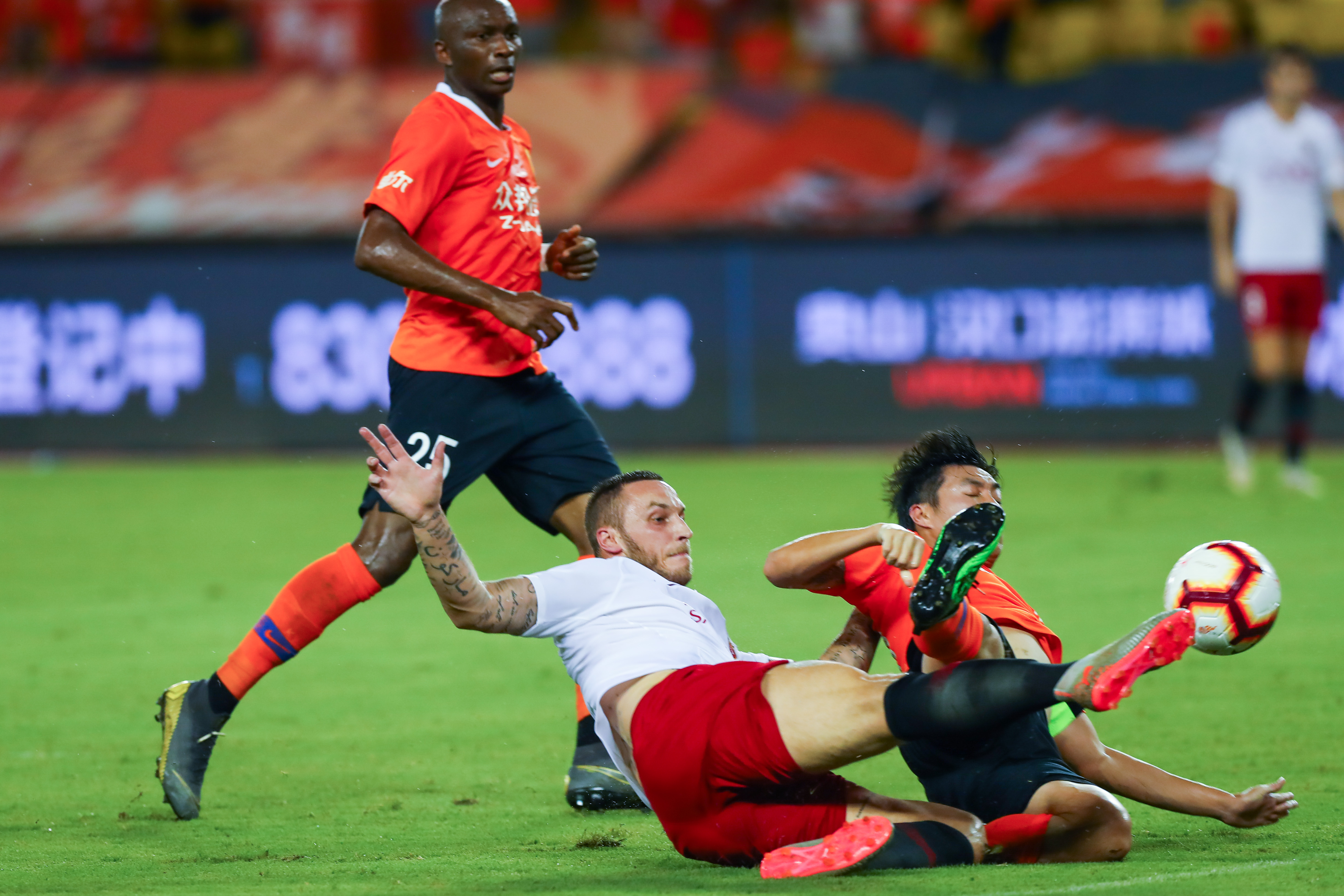 爱游戏中国官网-上港不敌卓尔，略显疲态