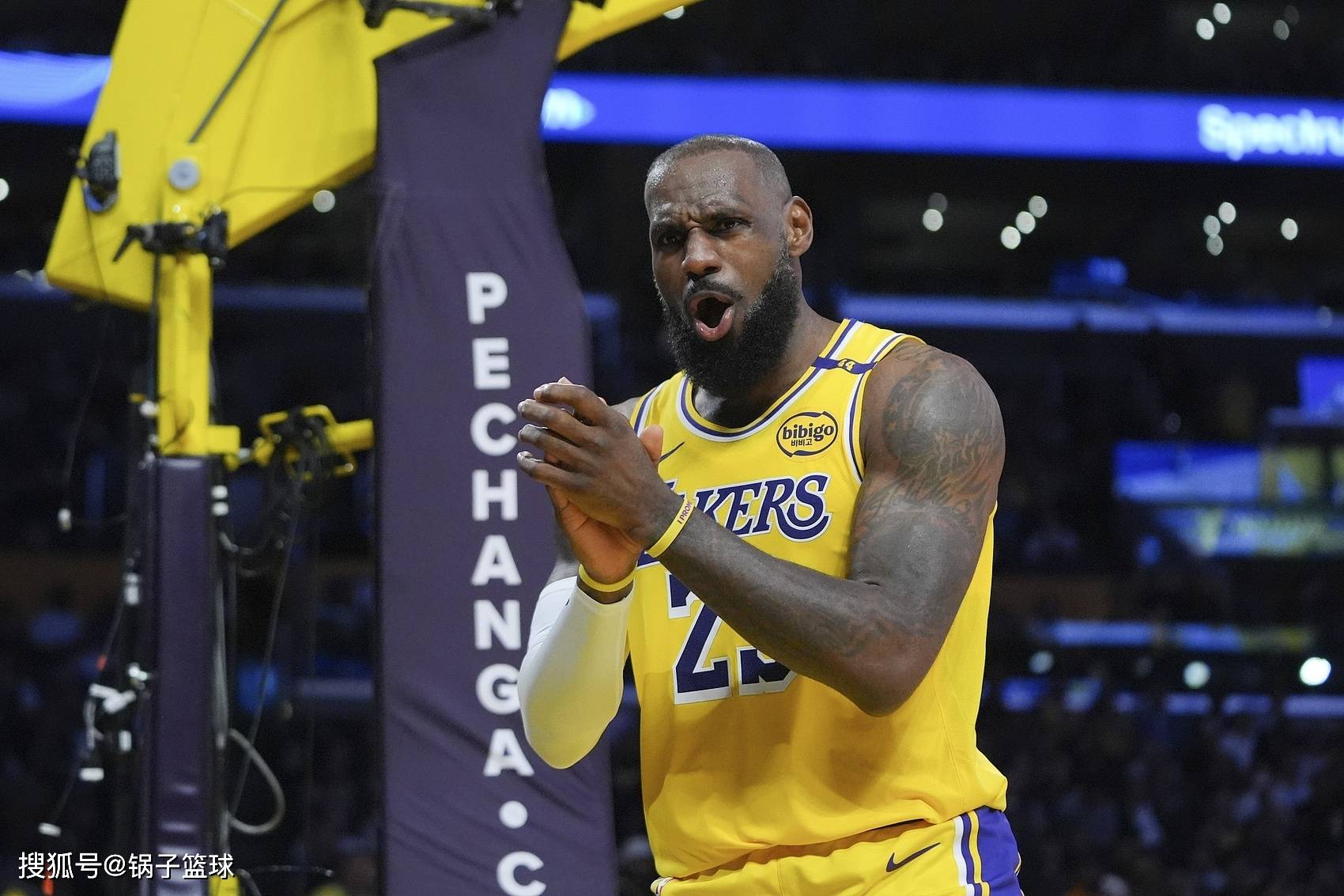 湖人队遭遇四连败，詹姆斯力挺新秀表现