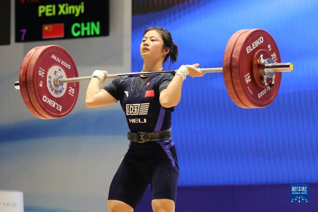 举重双项赛中出现逆袭，选手突围夺冠
