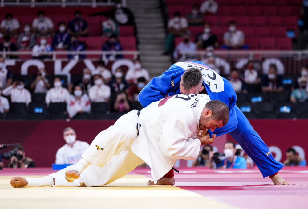 包含柔道比赛搏斗如火如荼，冠军再次诞生的词条