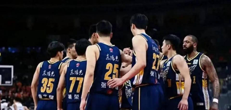 爱游戏入口-里昂背靠背作战，球队状态起伏不定