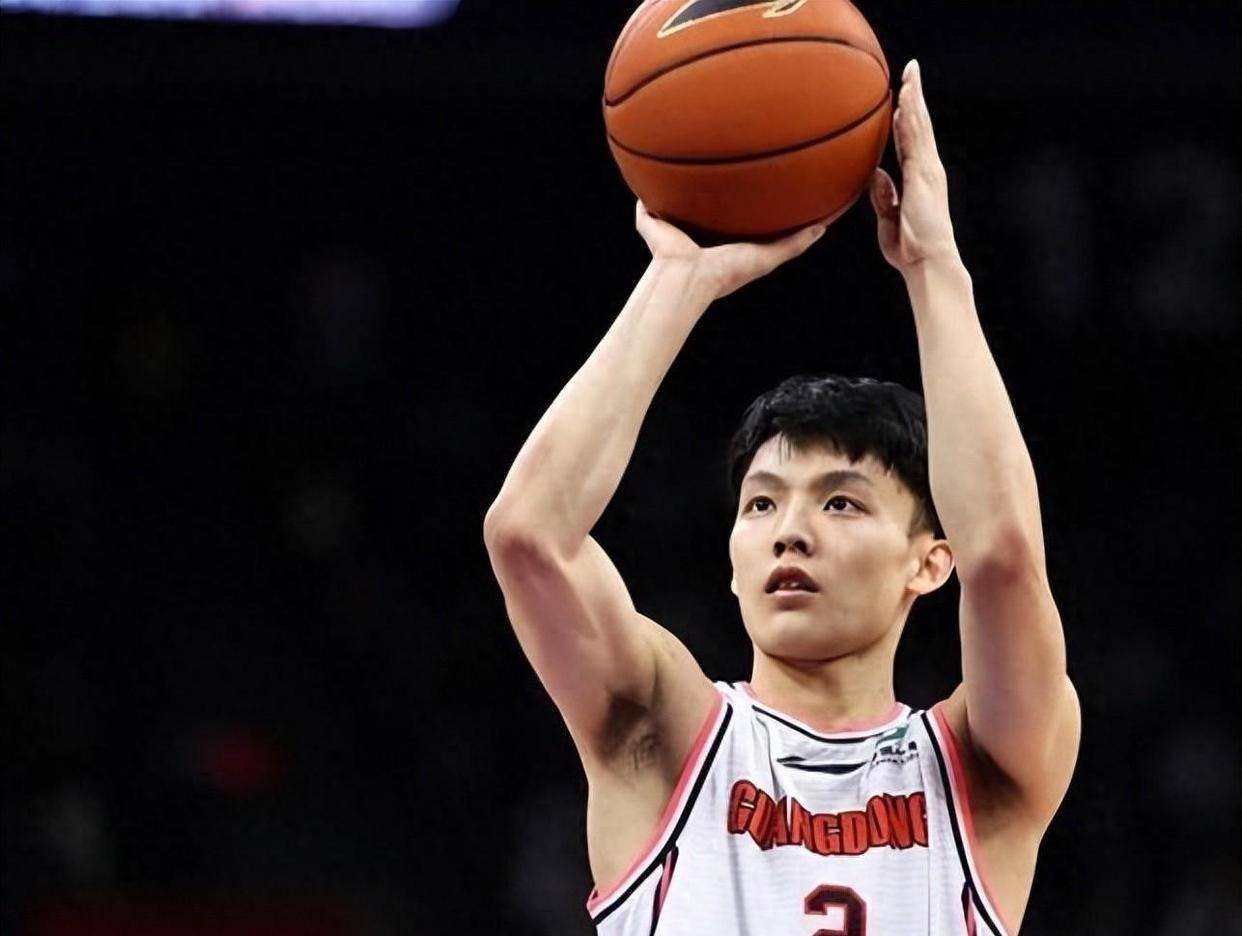 CBA球员大秀个人技术,轻松获胜 CBA球员大秀个人技术,轻松获胜