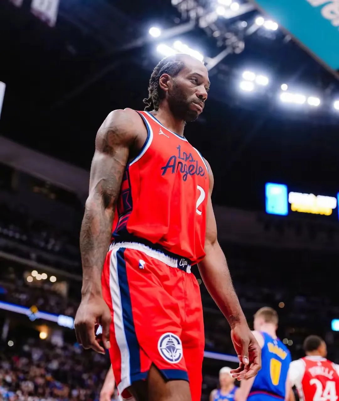 关于快船客场大胜掘金，莱纳德展现统治力的信息