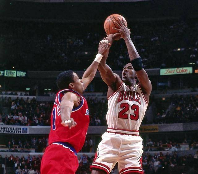 美国篮球明星在NBA比赛中闪耀