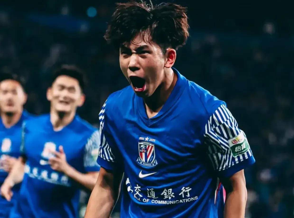 比赛中出现争议判罚,裁判决定遭到质疑 比赛中出现争议判罚,裁判决定遭到质疑