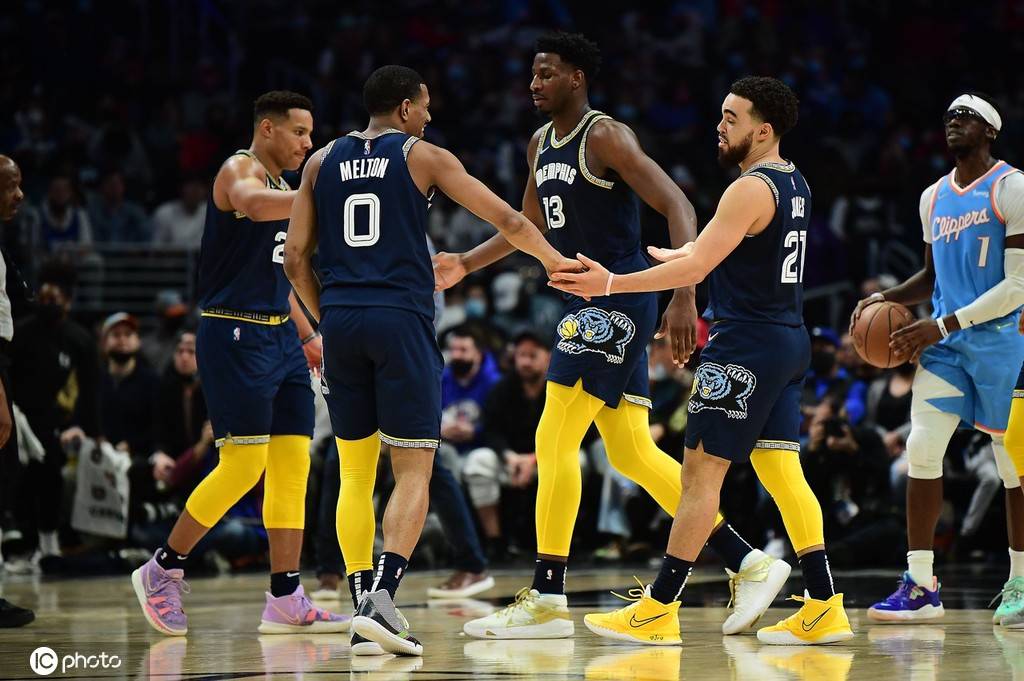 爱游戏体育官网-西部球队一路高歌猛进，登上小组榜首的简单介绍