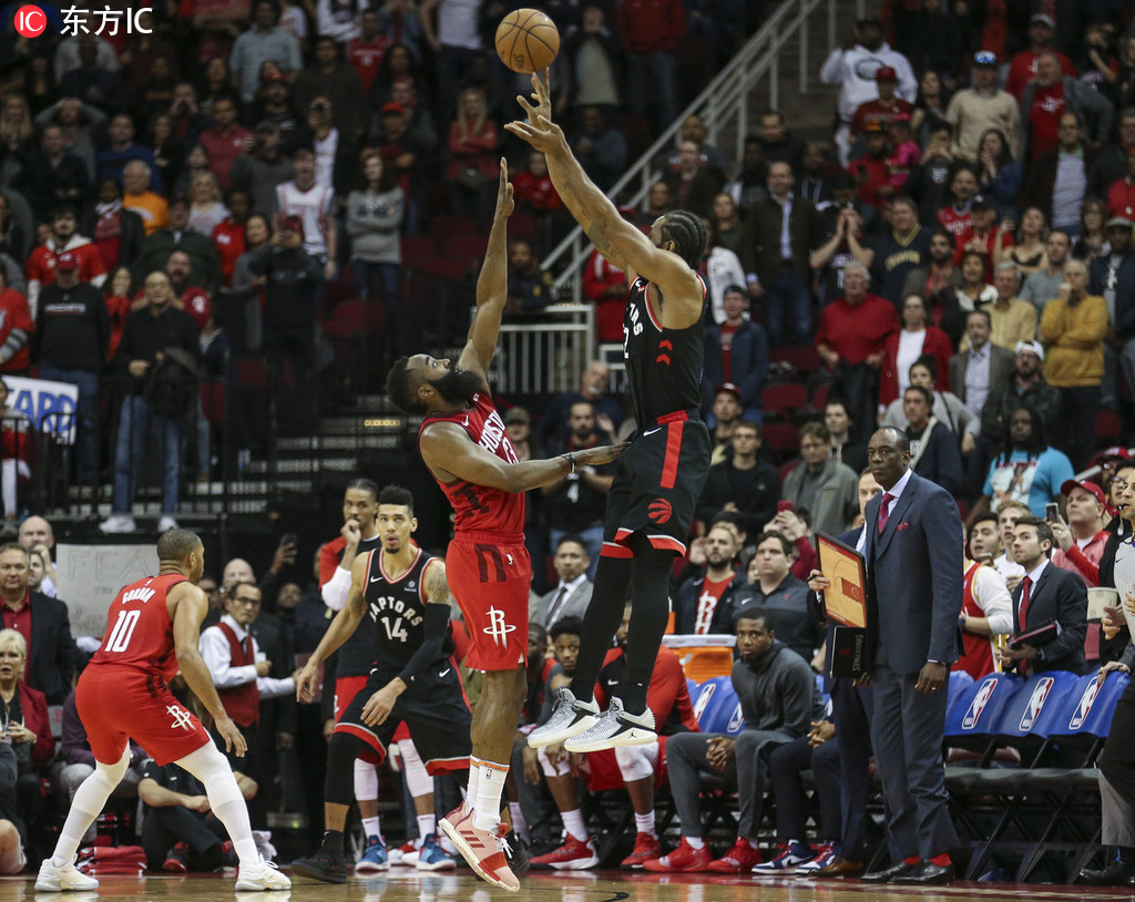 火箭队主场大胜猛龙队，成功晋级