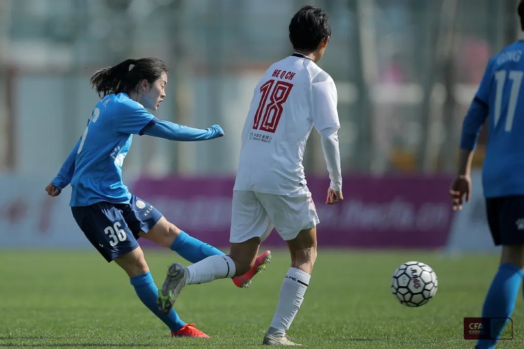 女足球员在国内足球赛事中崭露头角 女足球员在国内足球赛事中崭露头角