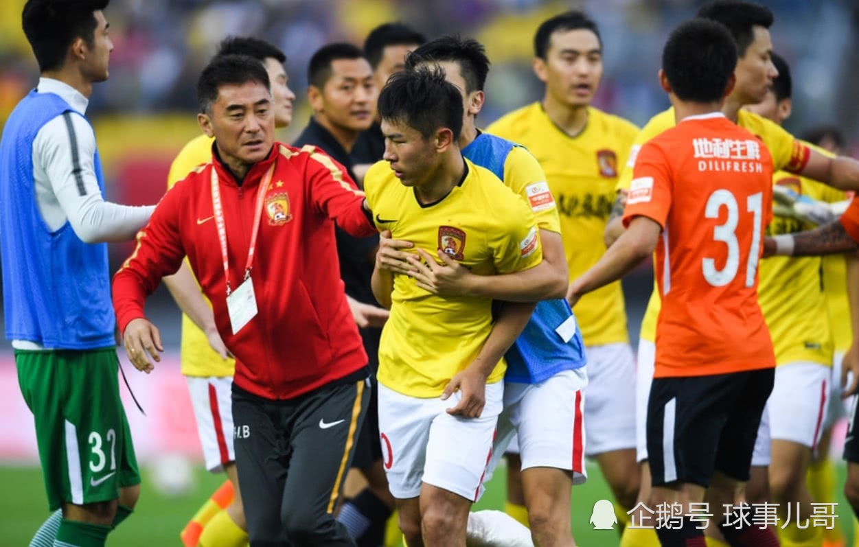 包含鲁能突袭夺取胜利领跑积分榜的词条