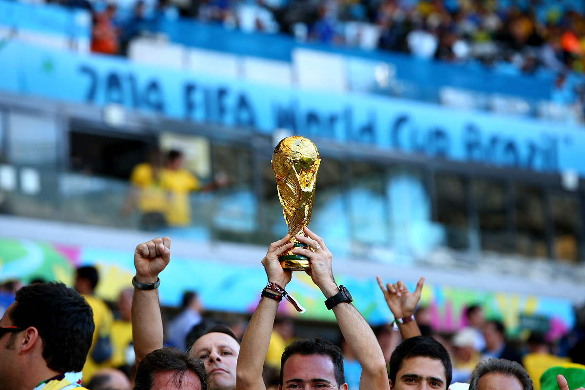 足球场上的精彩碰撞让人不禁赞叹！