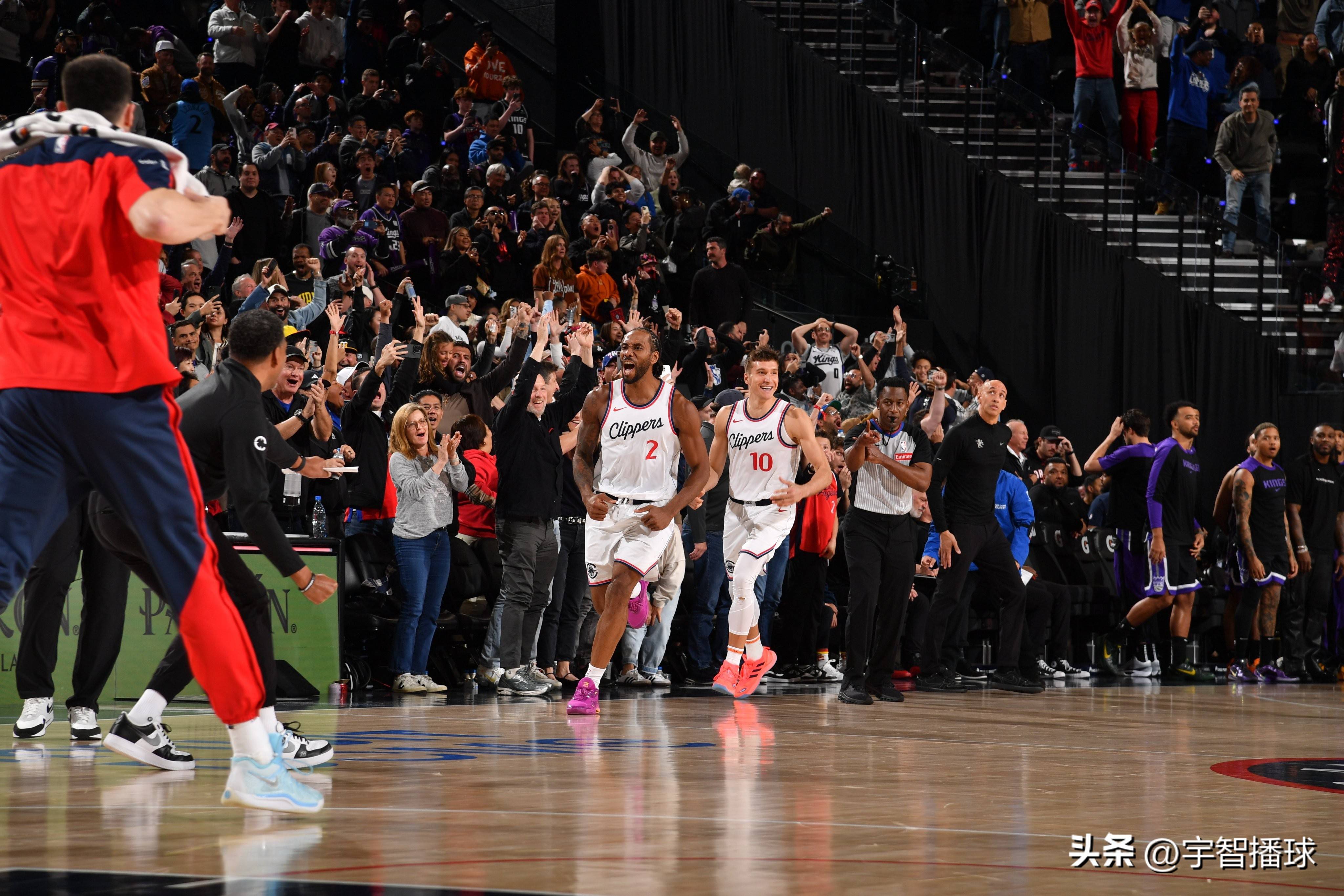 爱游戏在线-关于快船队客场战胜掘金队，伦纳德连拿+统治比赛的信息