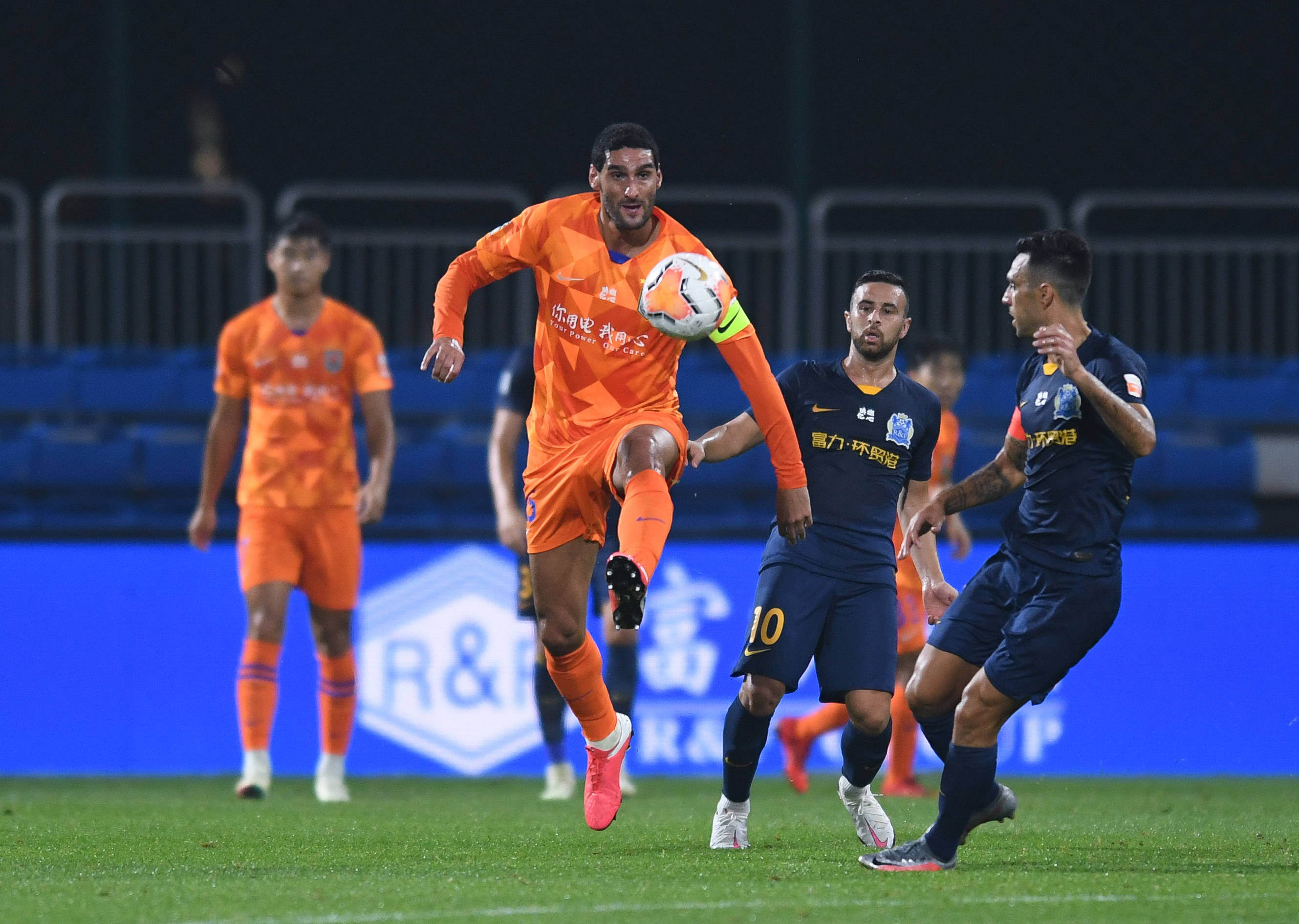 包含激战拉开序幕：山东鲁能对阵广州富力的词条