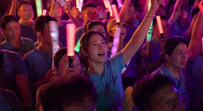 观众们在比赛中情绪高涨，全情投入