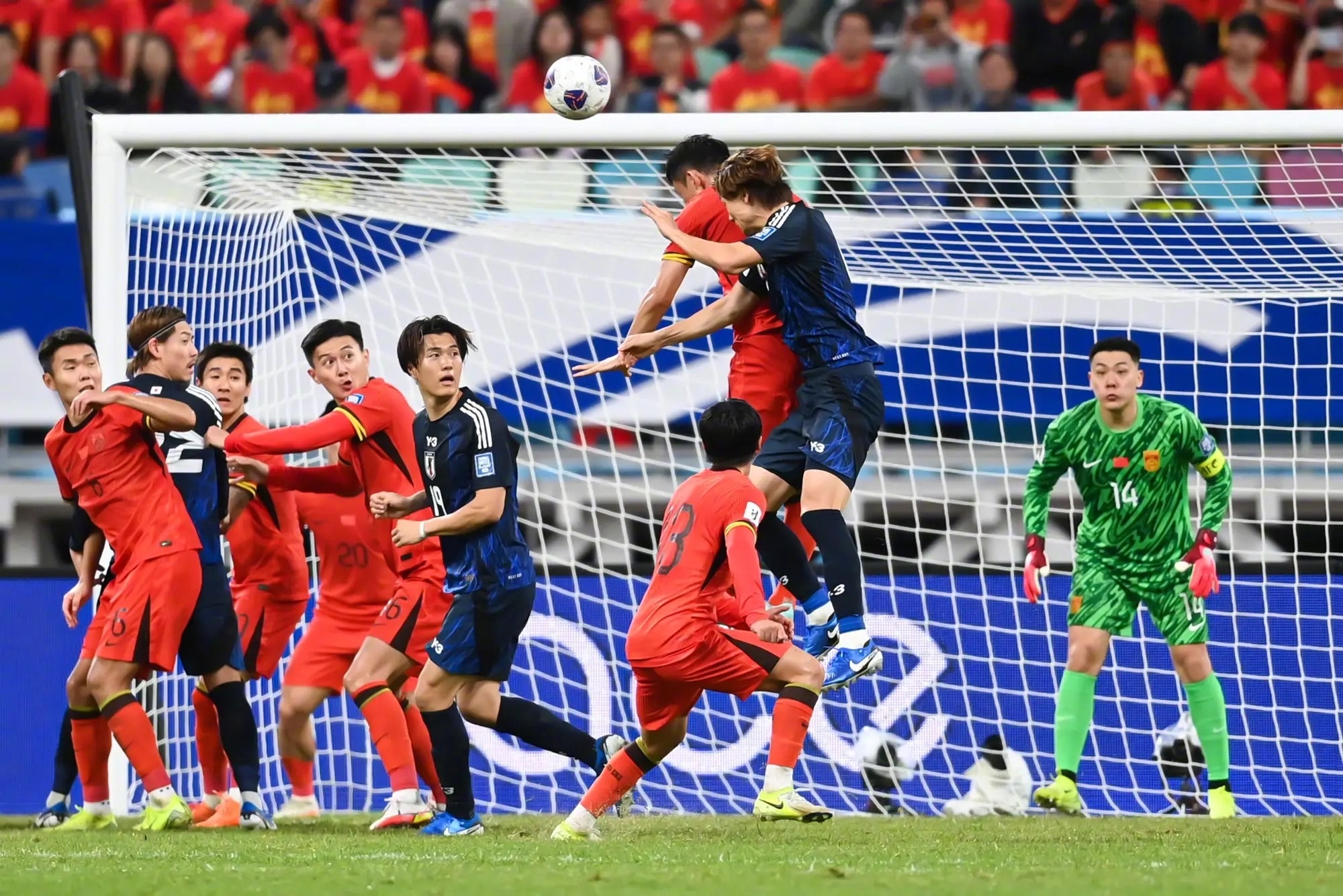 包含中超比赛赛场情绪高涨，悬念不断，球场氛围热烈的词条