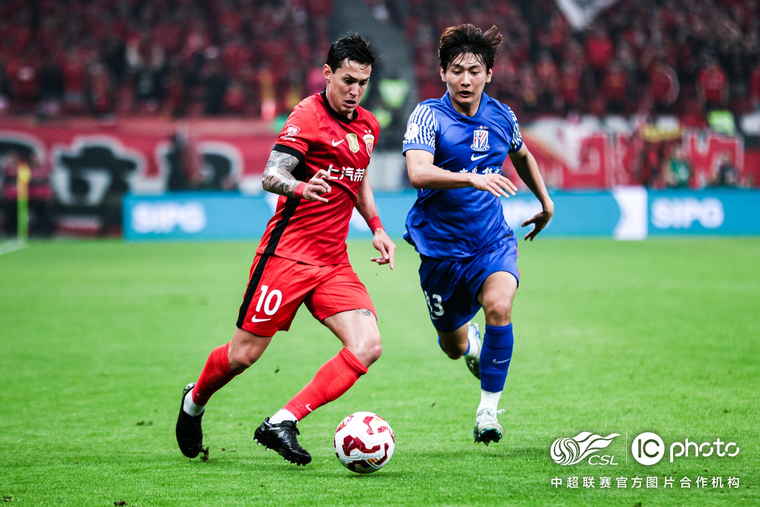 中国足球联赛未来发展光明，球员努力不懈的简单介绍