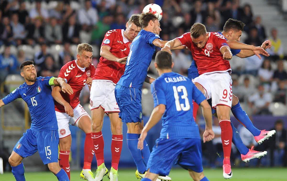 爱游戏-关于全球范围内的人们为一场备受关注的足球比赛而翘首以待，情绪高涨的信息